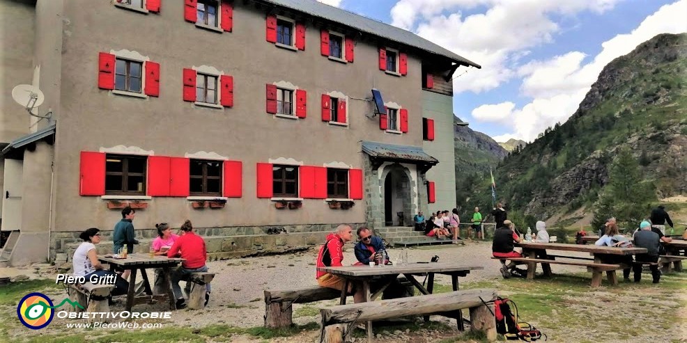 86 Al Rif. Laghi Gemelli  mi attendono Paolo e Susi, rientrati dalla variante lunga- Monte Passo Aviasco-Lago Colombo.jpg